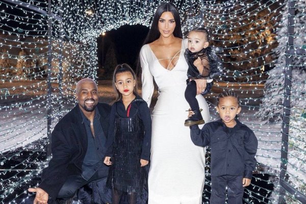 Vợ chồng Kim Kardashian đón con thứ tư