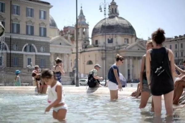 8 du khách bị phạt tiền vì tắm ở đài phun nước Rome