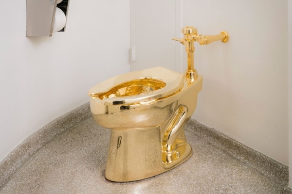 Trải nghiệm toilet dát vàng