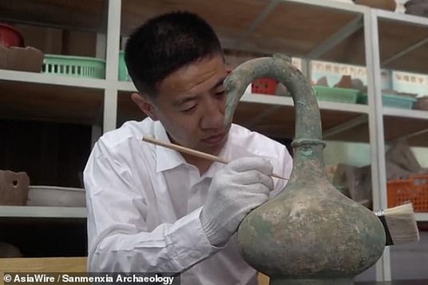 Khám phá bình cổ chứa chất lỏng bí ẩn hơn 2.000 năm