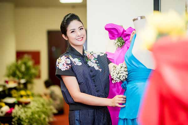Hoa hậu Ngọc Hân cùng 14 nhà thiết kế giới thiệu 30 bộ sưu tập trên chất liệu tơ lụa