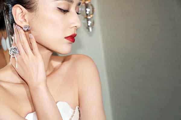 Ngôi sao Hoa ngữ Huỳnh Thánh Y diện trang phục của NTK Việt Nam