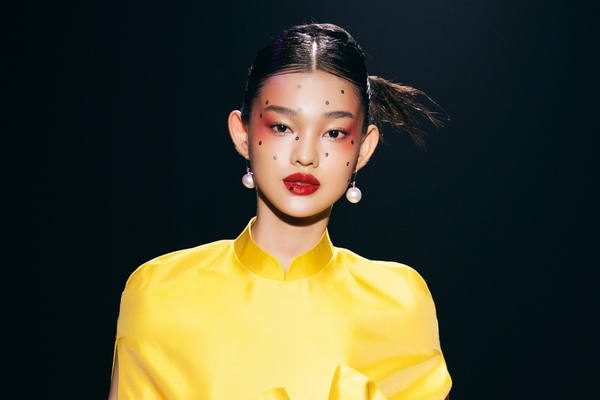 Bé Quyên hóa ‘Thị Mầu’ diễn first face show của NTK Hà Linh Thư