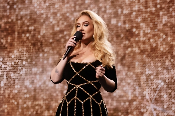 Adele quyến rũ tựa nữ thần Hy Lạp trong thiết kế của nhà mốt Việt