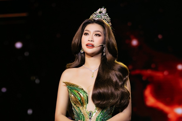 Khép lại nhiệm kỳ hoa hậu, Thiên Ân khiến khán giả xúc động