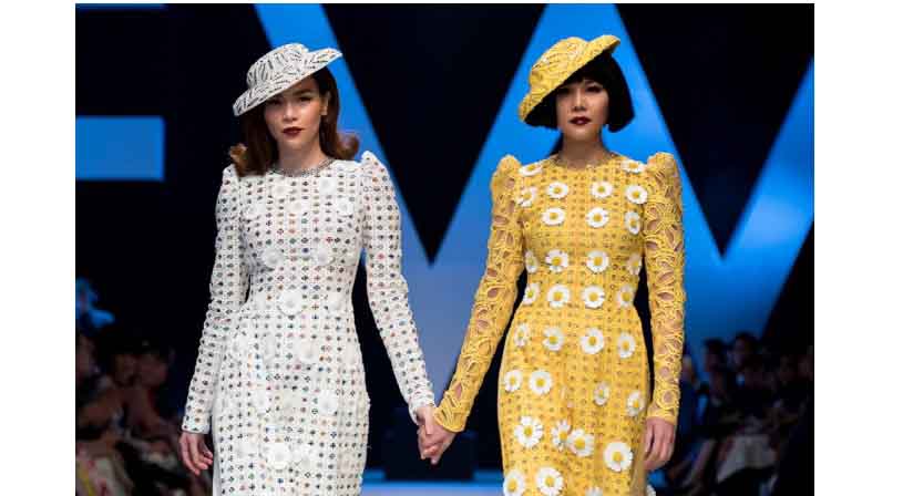 Hà Hồ – Thanh Hằng nắm tay nhau trình diễn trong show Công Trí