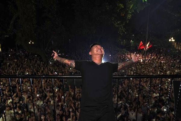 Chuyện hôm nay: Tuấn Hưng tiếp tục tổ chức show ở ban công; nữ chính ‘Crazy Rich Asians’ bị quấy rối tình dục