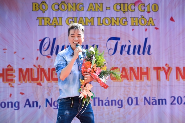 Đàm Vĩnh Hưng giúp phạm nhân chung thân được gặp lại gia đình trong ngày Tết