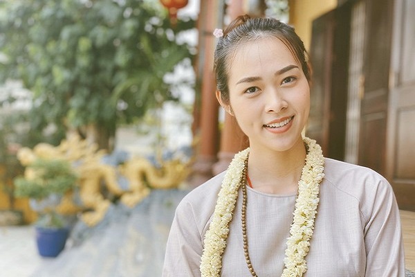 Diệp Bảo Ngọc tích cực làm công quả trong ngày Phật Đản