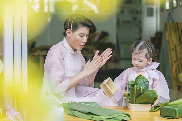 Bé Kiến Lửa nhà Trang Trần háo hức đón Tết cùng mẹ