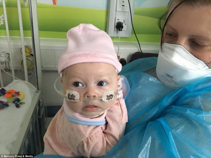 Mắc bệnh lạ, cô bé có thể tử vong sau một nụ hôn