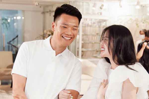 Thành Chung đưa vợ đi nhận váy cưới