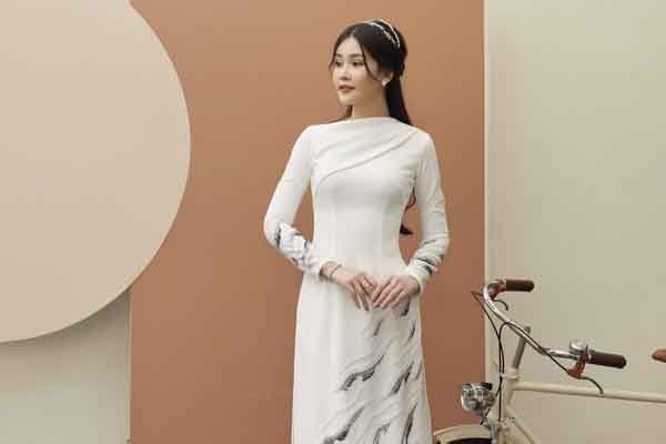 Hoa hậu Ngân Anh thấy mình phù hợp với công việc giáo dục hơn showbiz