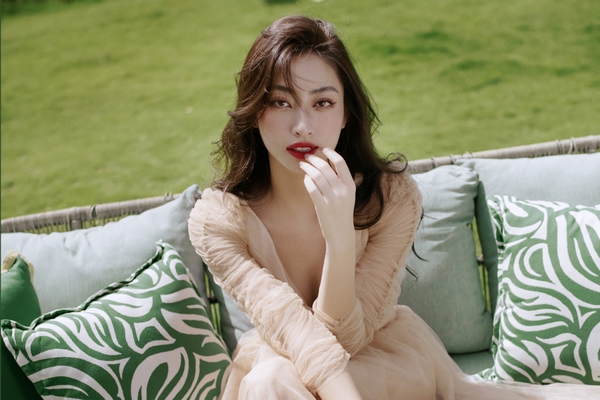 Nhan sắc ‘sang từ cốt cách’ của Lương Thuỳ Linh ở tuổi 23