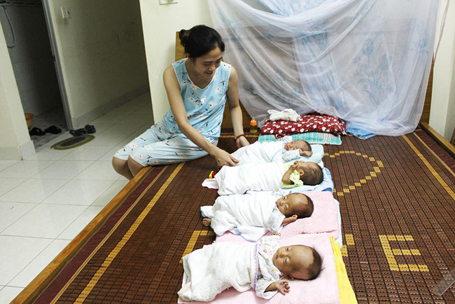 Người mẹ cược mạng sống sinh 4 bé đang thiếu sữa để nuôi con