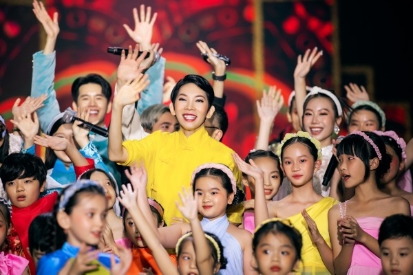 Hơn 600 mẫu thiết kế được trình diễn tại ‘Gala chào xuân 2023’