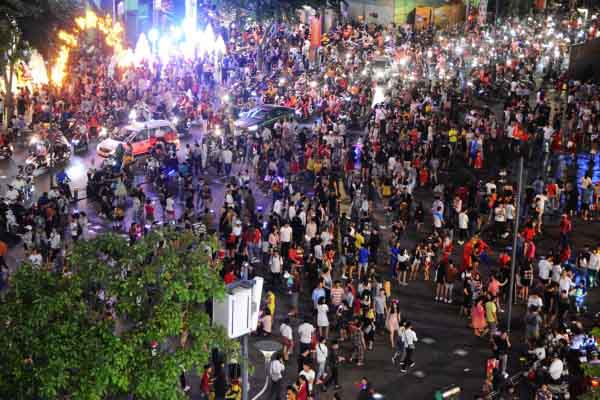 Chùm ảnh người dân khắp nơi đổ về trung tâm Sài Gòn đêm Giáng sinh