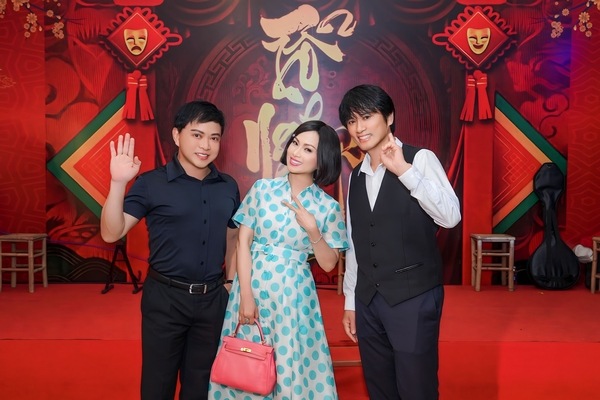 Hà Phương hóa quý cô thập niên 90 hội ngộ đồng nghiệp ngày giỗ Tổ