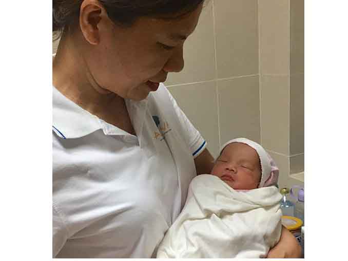 Dù mẹ hôn mê suốt ba tháng, em bé này vẫn chào đời khỏe mạnh