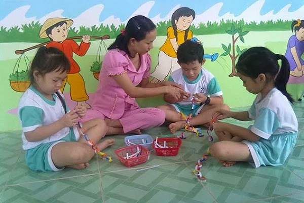 Lớp học làm đồ chơi từ vật liệu tái chế giúp trẻ phát triển khả năng sáng tạo