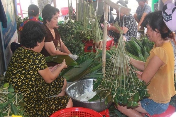 Làng làm bánh ú tro nhộn nhịp giữa Sài Gòn