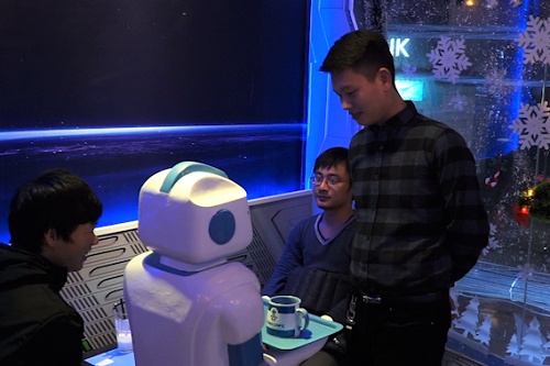 Quán cà phê đầu tiên có robot phục vụ tại Việt Nam