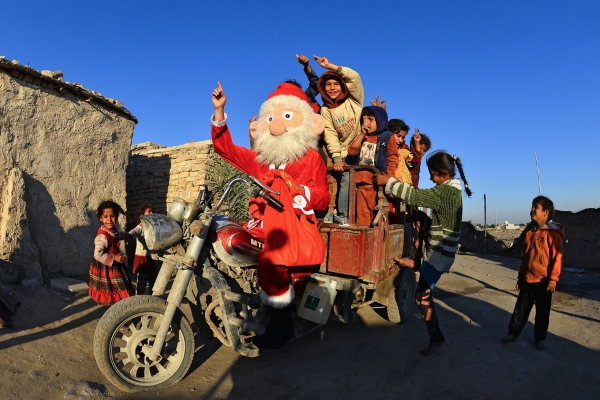 Chùm ảnh: Giáng sinh yên bình khắp thế giới