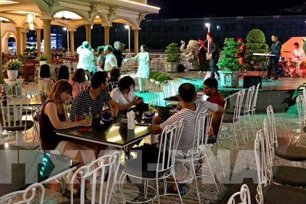 TP.HCM yêu cầu các cơ sở kinh doanh ăn uống giữ khoảng cách 1m giữa 2 khách