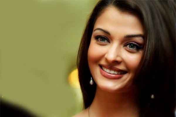 Phụ nữ Ấn Độ với phương pháp massage mặt “bí truyền” gìn giữ tuổi trẻ