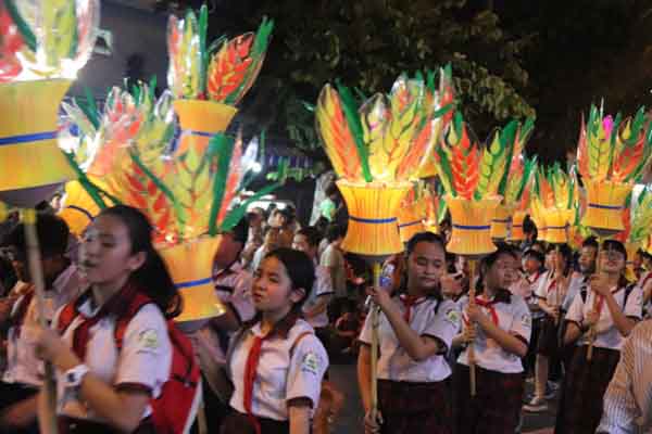 Cận cảnh lễ hội rước đèn trung thu hoành tráng tại Phan Thiết