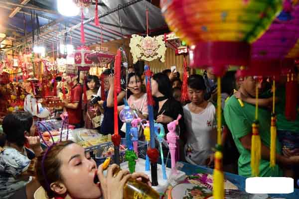 Phố lồng đèn Sài Gòn kín người đi chơi tết Trung thu