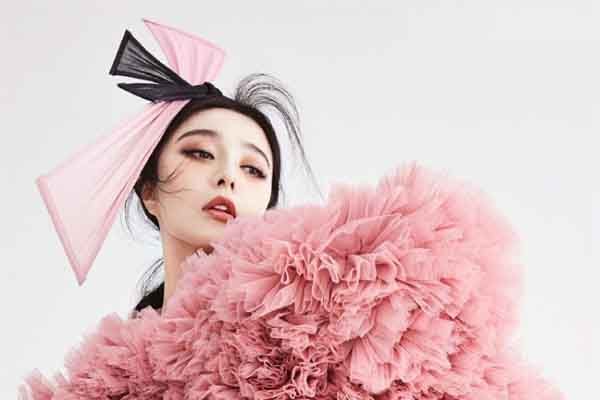 Phạm Băng Băng nhận nhiều lời khen vì khoe ảnh chụp trên tạp chí Việt