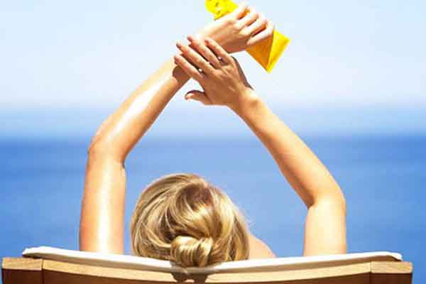 Nguy hiểm khôn lường của việc thoa kem chống nắng hết hạn