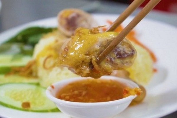 Cơm gà 2 chị em – điểm dừng chân đặc biệt của du khách nước ngoài