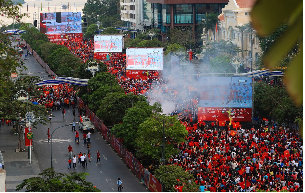 8 màn hình led lắp ở phố Nguyễn Huệ để xem Olympic Việt Nam