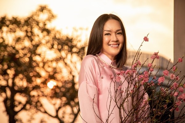 Nhan sắc rạng ngời của Á hậu Áo dài sau 27 năm đăng quang