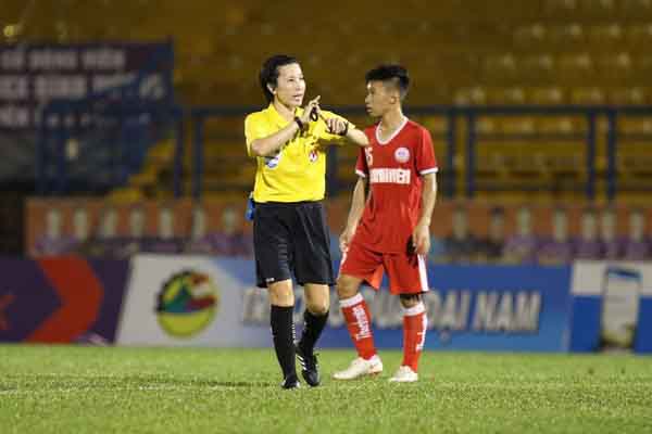 Trọng tài nữ duy nhất thể hiện đẳng cấp tại VCK U.19 Quốc gia 2021