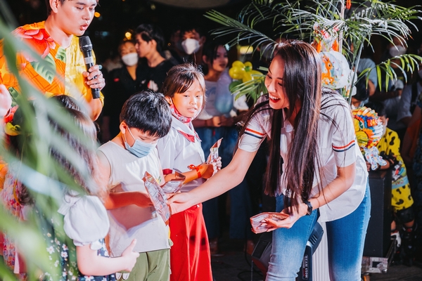 Á hậu Thủy Tiên tích cực hoạt động cộng đồng sau đăng quang