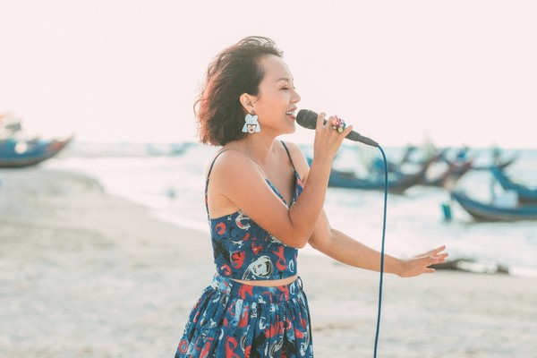 Nghệ sĩ Việt chống dịch Covid-19: Thái Thùy Linh góp khẩu trang cho Đà Nẵng