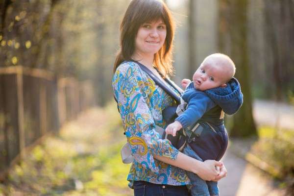 Bố mẹ cần cẩn trọng khi dùng địu quấn cho con