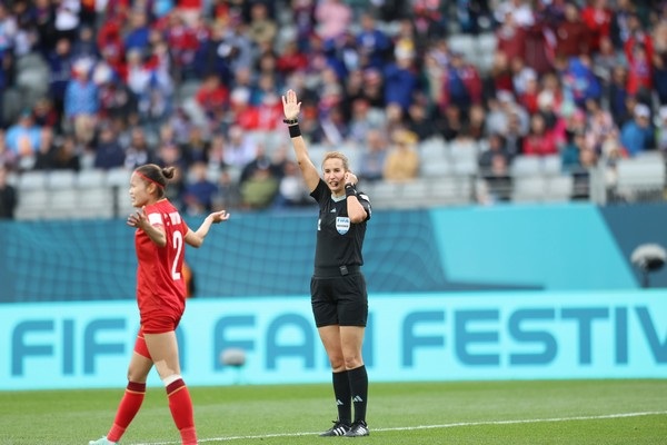 Trọng tài nói gì về quyết định xem VAR, thổi phạt đền đội tuyển nữ Việt Nam?