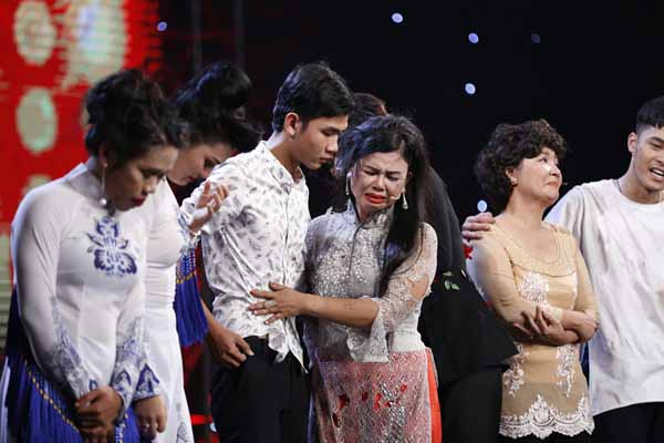 Cô đào cải lương biểu diễn trong lúc con bị đốt cháy ở nhà kho