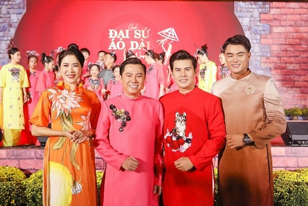 Sao Việt rạng ngời khi trình diễn áo dài