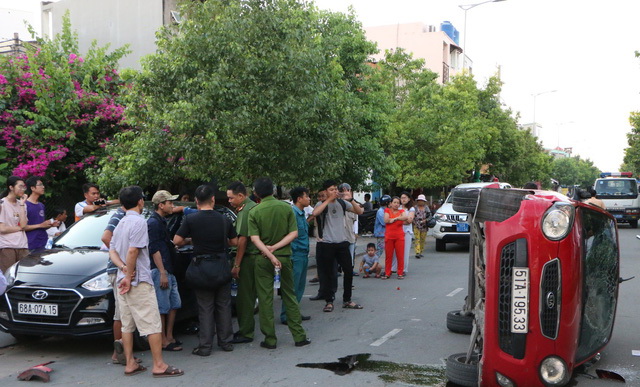 Hàng loạt xe bị húc bởi một thiếu niên 17 tuổi lái ô tô