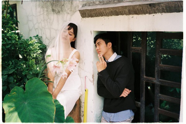 Bộ ảnh cưới đáng yêu được chụp trong vườn của bác hàng xóm