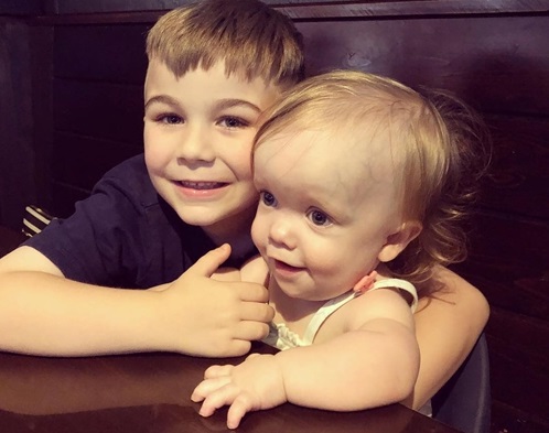 Tan chảy trước hành động ngọt ngào của anh trai 6 tuổi dành cho em gái nhỏ