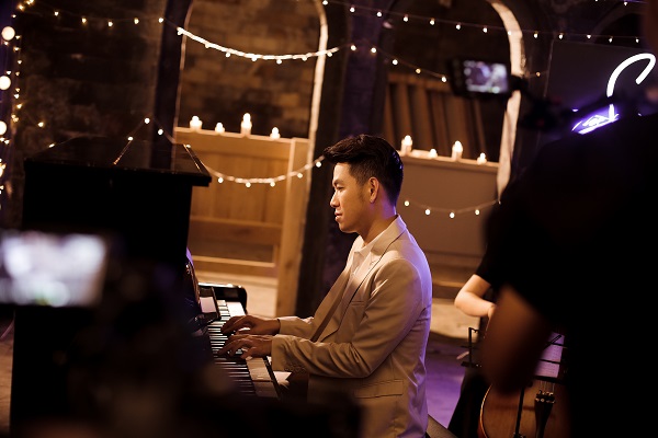 Hồ Trung Dũng da diết với tình ca của cố nhạc sĩ Phạm Duy