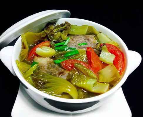 Canh cá dưa chua thơm ngọt cho bữa trưa nắng nóng