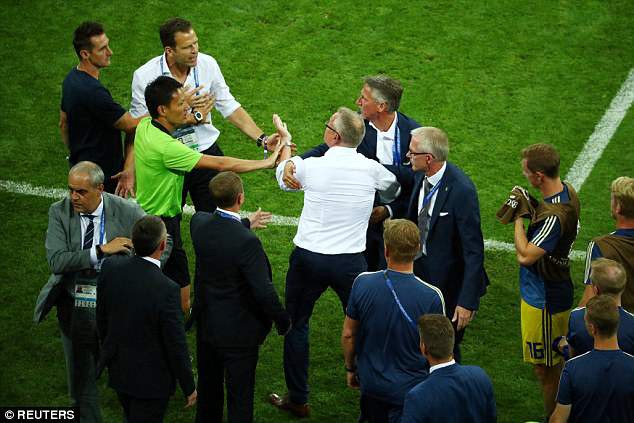 Xung đột sau trận đấu do tuyển Đức ăn mừng khiêu khích Thụy Điển?