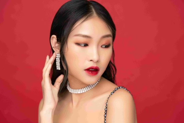 Trang điểm tiệc cuối năm với tông đỏ giúp nàng luôn quyến rũ